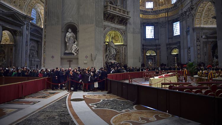 Der Leichnam des emeritierten Papstes Benedikt XVI. ist im Petersdom im Vatikan aufgebahrt