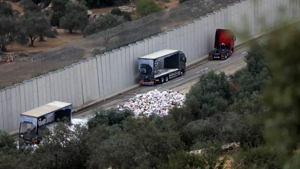 Ein-Hilfskonvoi-wurde-durch-einen-Angriff-israelischer-Siedler-zum-Halten-gebracht-LKW-Fahrer-fuerchten-nun-immer-mehr-um-ihre-Sicherheit-da-sie-bei-solchen-Attacken-teils-geschlagen-und-Lastwaegen-in-Brand-gesetzt-wurden