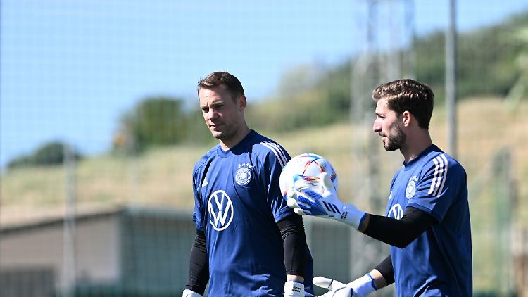 Torwart Kevin Trapp (r) soll als Ersatz für Manuel Neuer beim FC Bayern im Gespräch sein.