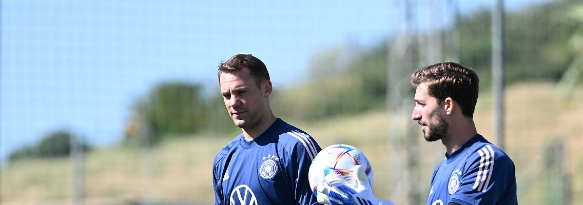 Torwart Kevin Trapp (r) soll als Ersatz für Manuel Neuer beim FC Bayern im Gespräch sein.