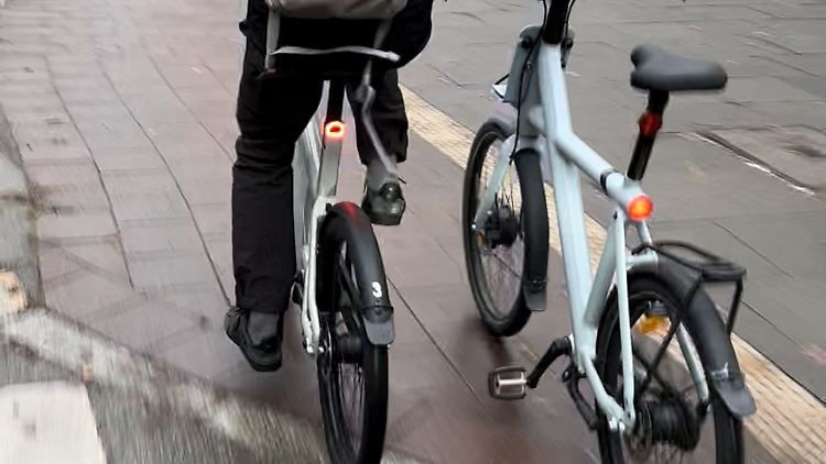Der Hamburger Bike Hunter Fritz nach einer erfolgreichen Jagd nach dem gestohlenen Rad.