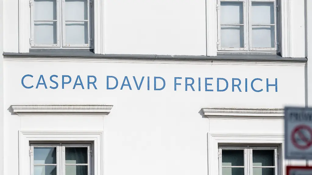 Der-Schriftzug-Caspar-David-Friedrich-steht-am-Pommerschen-Landesmuseum-in-Greifswald