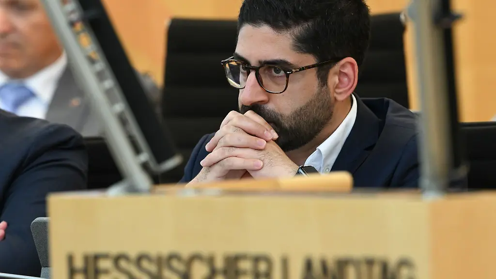 Kaweh-Mansoori-SPD-Hessens-Minister-fuer-Wirtschaft-Energie-Verkehr-Wohnen-und-laendlicher-Raum-nimmt-an-der-Plenarsitzung-des-Hessischen-Landtags-teil