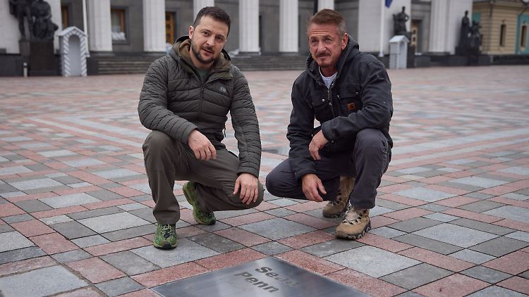 Verbrachte im letzten Jahr viel Zeit in der Ukraine und mit dem ukrainischen Präsidenten Wolodymyr Selenskyj (l.): Sean Penn (r.).