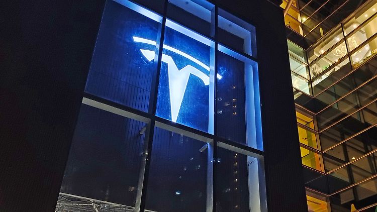 Auch nach einem Kursverlust von rund 65 Prozent im vergangenen Jahr ist die Bewertung der Tesla-Aktie nur mit der Erwartung eines weiteren gewaltigen Wachstums zu rechtfertigen. 