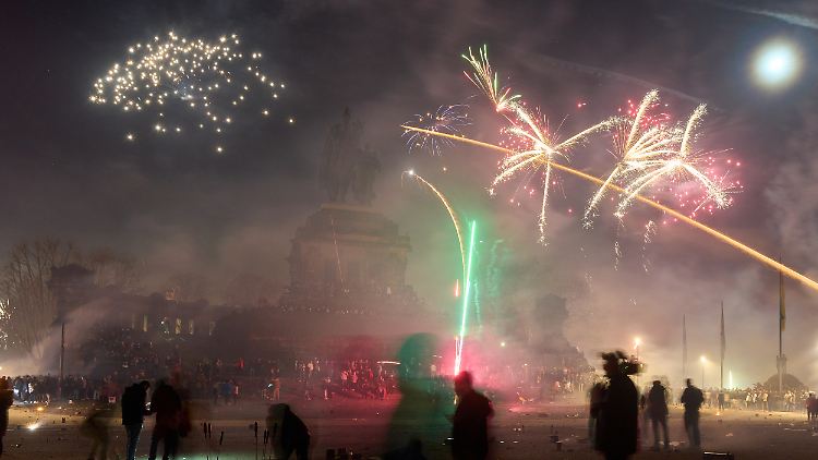 Nur Schall und Rauch? Menschen in Koblenz begrüßen das neue Jahr 2023 mit Feuerwerk.