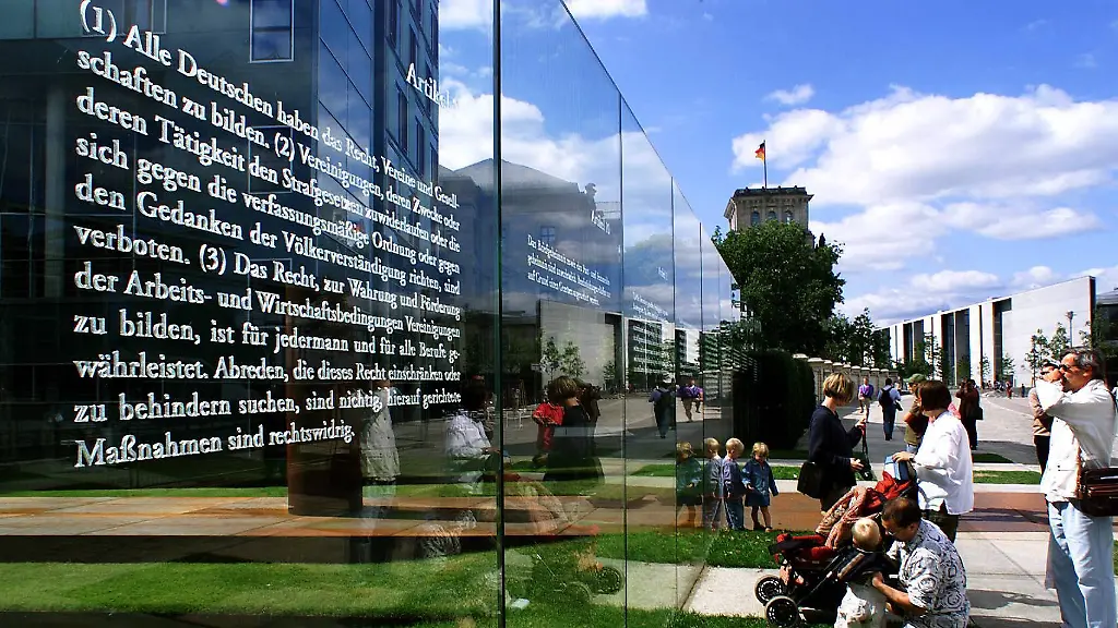 Die-Wuerde-des-Menschen-ist-unantastbar-Im-Zentrum-der-Installation-des-israelischen-Kuenstlers-Dani-Karavan-Grundgesetz-49-am-Jakob-Kaiser-Haus-in-Berlin-stehen-die-19-Grundrechte