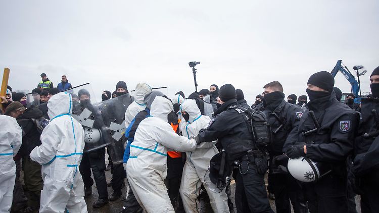 Rangelei mit Aktivisten vor Lützerath - die Polizei setzt nach eigenen Angaben auf Deeskalation und Transparenz.