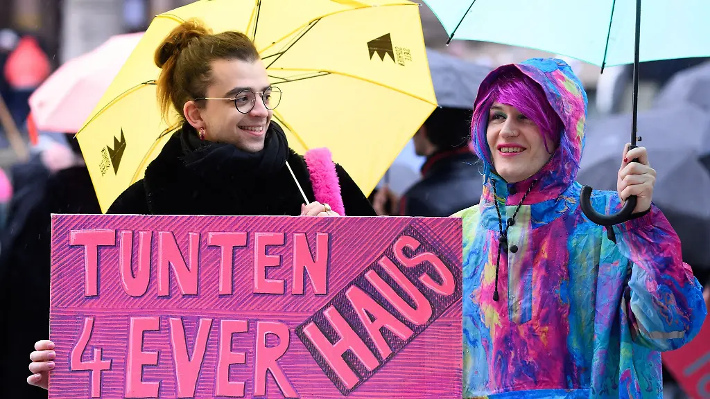 Aktivisten-demonstrieren-vor-dem-Berliner-Abgeordnetenhaus-unter-dem-Motto-Queere-Raeume-retten-Verdraengung-stoppen-fuer-das-alternative-Hausprojekt-Tuntenhaus