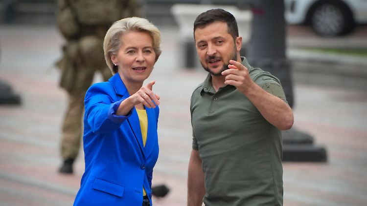 EU-Kommissionspräsidentin von der Leyen bei einem Kiew-Besuch im September 2022: Präsident Selenskyj wird sie und Ratspräsident Michel in der ukrainischen Hauptstadt empfangen.