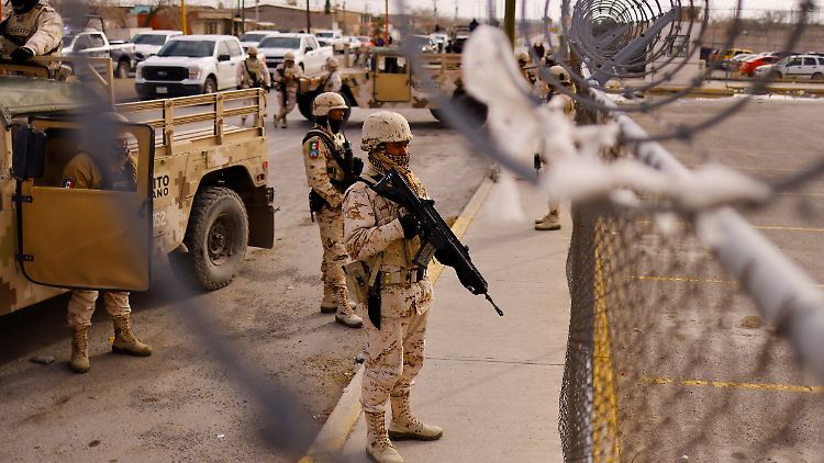 Das mexikanische Militär riegelt nach dem Angriff das Gefängnis "Cereso 3" in Ciudad Juárez ab.