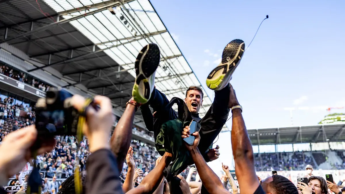 St-Paulis-Trainer-Fabian-Huerzeler-wird-gefeiert-Der-FC-St-Pauli-steht-vorzeitig-als-zweiter-Aufsteiger-in-die-Fussball-Bundesliga-fest