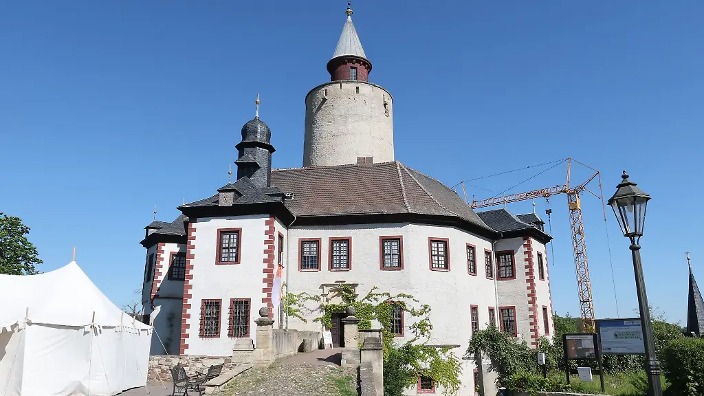 Die-Burg-Posterstein-bei-einer-Baustellenbesichtigung-zum-Wiederaufbau-des-Nordfluegels-der-Burg