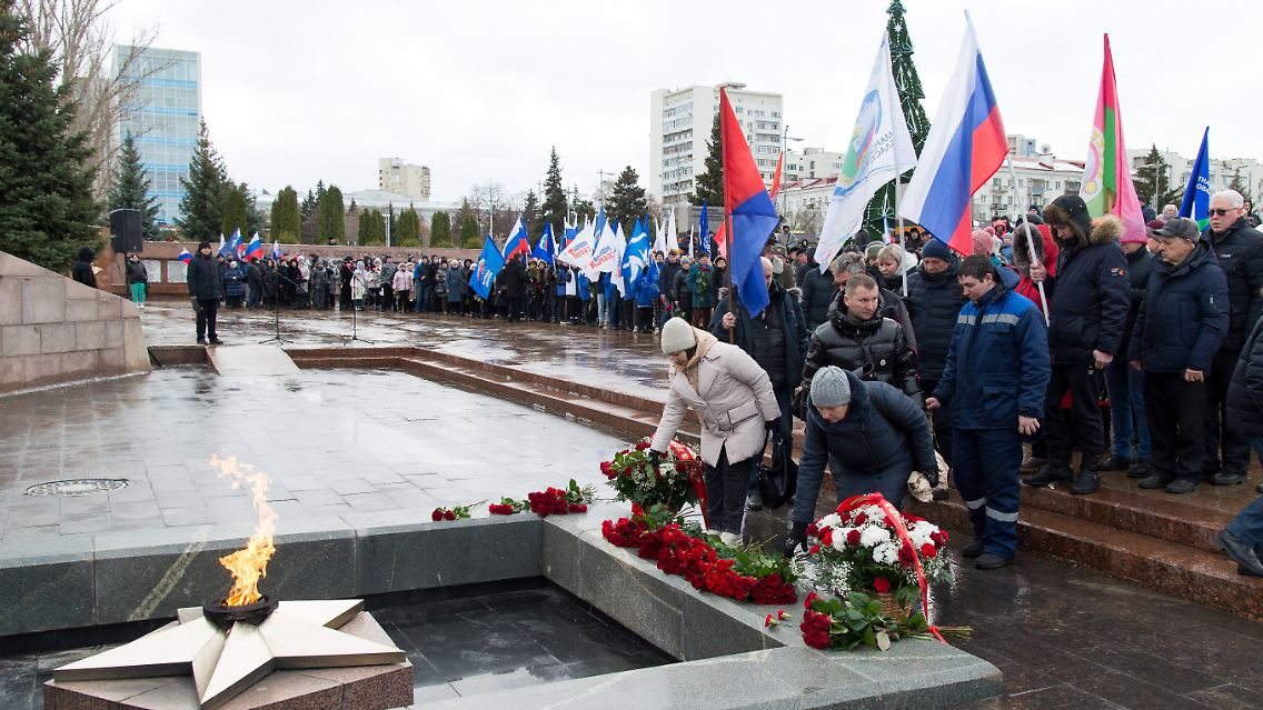 Hunderte Menschen nehmen laut Berichten an der Gedenkveranstaltung in Samara teil. Auch in anderen russischen Städten gibt es Trauerkundgebungen.