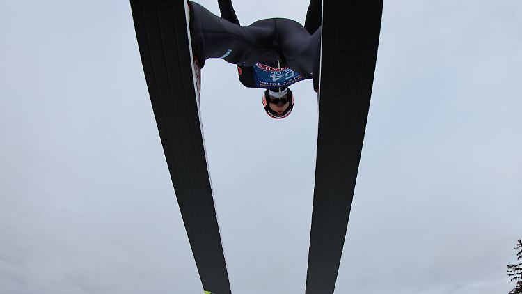 Karl Geiger verbockt die Qualifikation in Innsbruck.