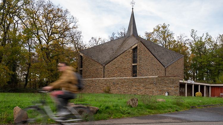 An der Autobahn weisen Schilder den Weg zu den Kirchen.