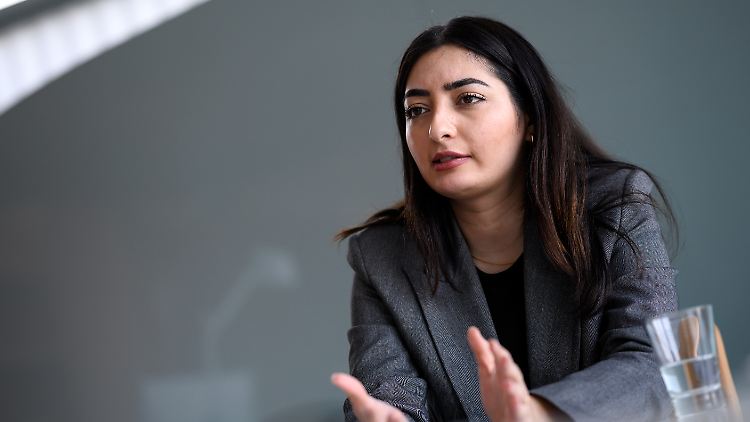 Die 32-jährige Reem Alabali-Radovan ist seit dem 23. Februar 2022 die Beauftragte der Bundesregierung für Antirassismus.