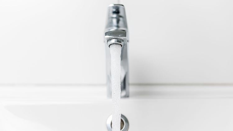 Man kann Energie sparen, indem man die Warmwassereinstellung im Haus herunterregelt. Übertreiben sollte man das aber nicht - sonst vermehren sich Legionellen.