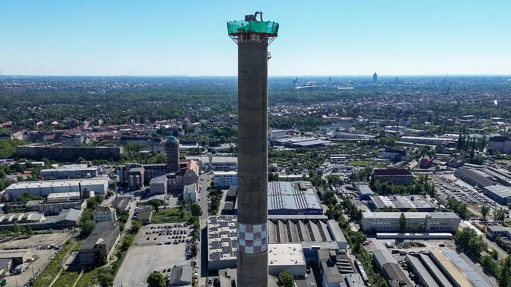 Mit-einem-so-genannten-Spinnenbagger-wird-der-Schornstein-der-ehemaligen-Giesserei-Halberg-Guss-abgetragen