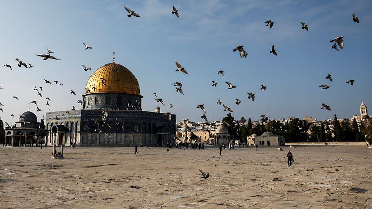 Das Judentum verehrt den Tempelberg als seinen heiligsten Ort. Für Muslime ist der Hügel mit dem Felsendom und der Al-Aksa-Moschee die drittheiligste Stätte nach Mekka und Medina.