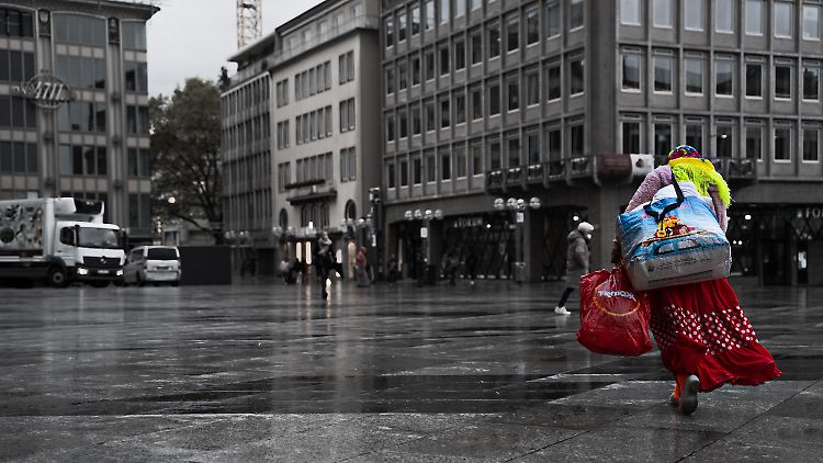 Hat die Bundesregierung ihr Versprechen, in der Krise niemanden alleinzulassen, eingelöst? Der Deutsche Gewerkschaftsbund bezweifelt das.