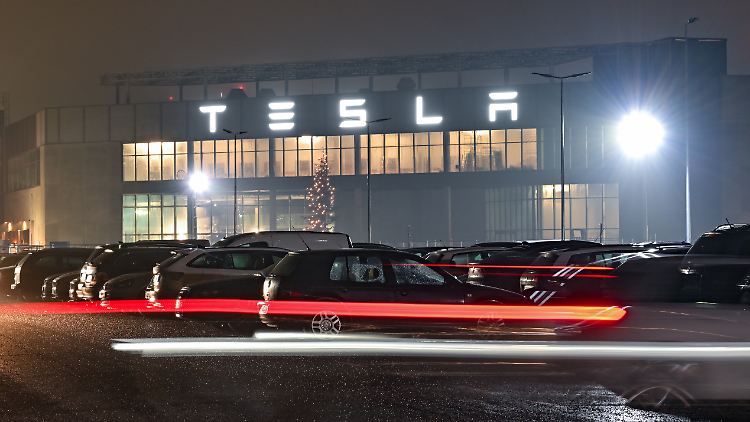 Im Tesla-Werk in Grünheide sind derzeit gut 7000 Menschen beschäftigt.