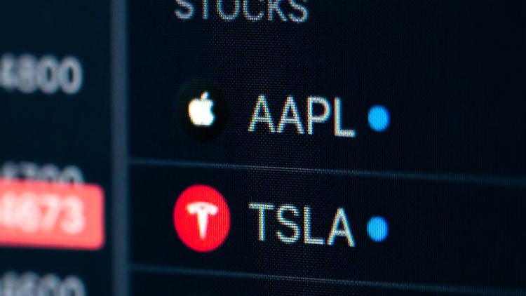 Zwei einstige Zugpferde lassen nach: Die Kurse von Apple und Tesla sind zuletzt stark gefallen.