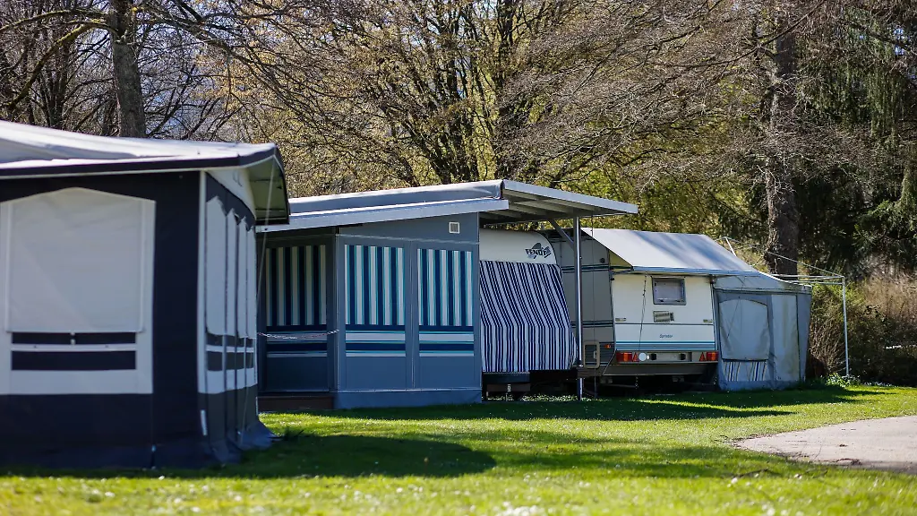 Wohnwaegen-und-Vorzelte-von-Dauercampern-sind-auf-einem-Campingplatz-zu-sehen