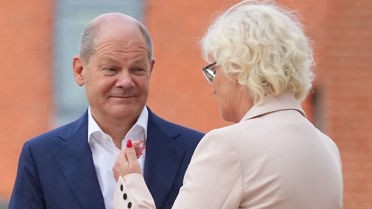 Noch hat er ein Lächeln für sie: Scholz und Lambrecht. (Archivbild)
