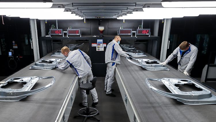 VW-Mitarbeiter eines 2021 erweiterten Presswerks in Zwickau: Mit 160.000 neu geschaffenen Stellen zwischen 2011 und 2020 liegt der Autobauer in puncto Stellenaufbau auf Platz zwei der deutschen familiengeführten Unternehmen.