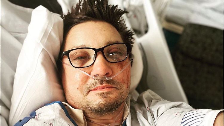 "Ich bin jetzt zu kaputt, um zu tippen", schreibt Jeremy Renner aus dem Krankenhaus.