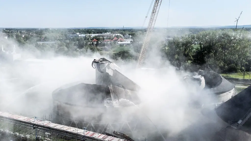 Ein-Kuehlturm-wird-auf-dem-Gelaende-des-Kohlekraftwerks-Staudinger-in-Grosskrotzenburg-abgerissen