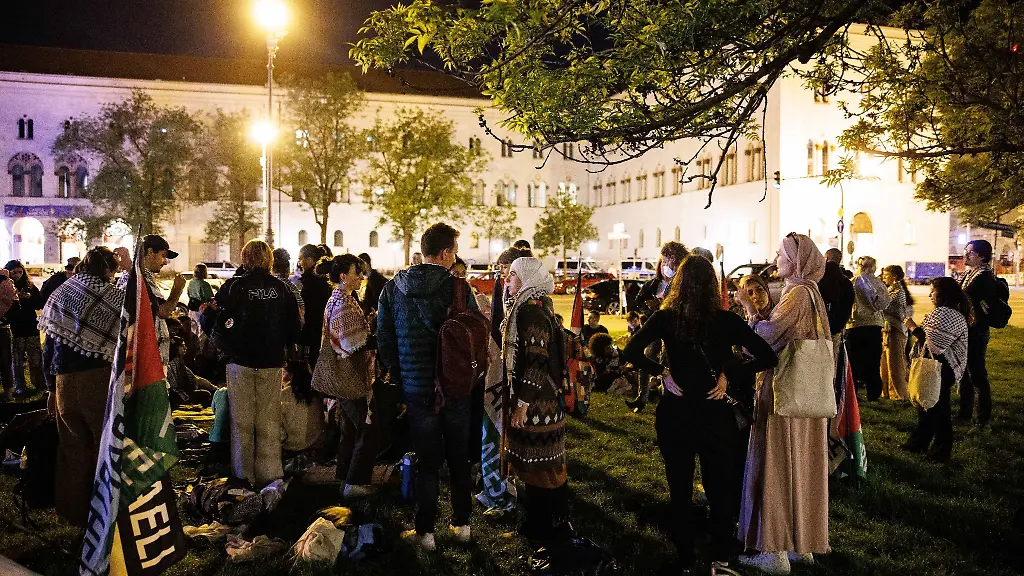 Teilnehmer-eines-Pro-Palaestina-Protestcamps-stehen-vor-der-Ludwig-Maximilians-Universitaet