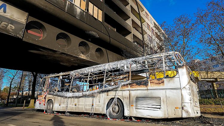 In Berlin-Neukölln wurde neben Angriffen auf Staatsvertreter auch ein Bus abgefackelt.