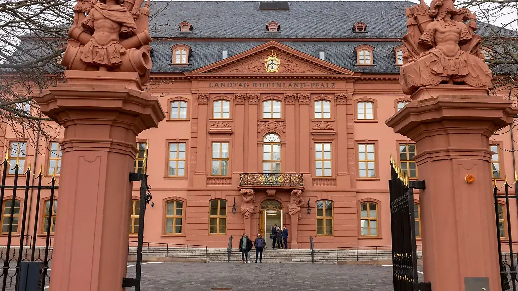 Blick-auf-den-rheinland-pfaelzischen-Landtag-in-Mainz