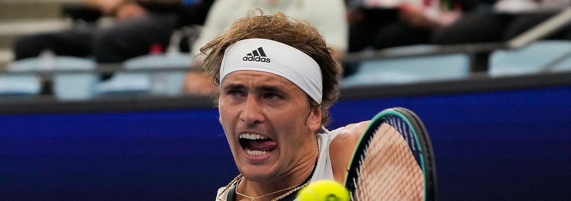 Tennis-Star Alexander Zverev spielt einen Rückhand-Return.