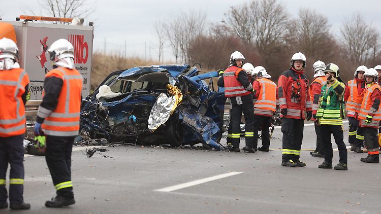 Durch die Wucht des Aufpralls wurden die Motoren aus den beiden Fahrzeugen gerissen.