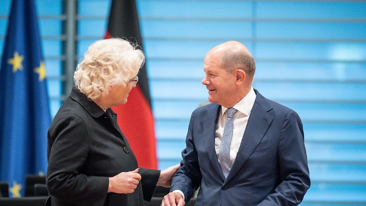 Kanzler Scholz lässt mitteilen, dass er weiter sehr gut mit Verteidigungsministerin Lambrecht zusammenarbeite.