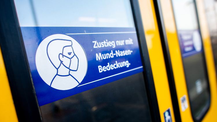 Derzeit belastet eine Erkältungs- und Grippewelle das Gesundheitssystem - deshalb wollen viele Bundesländer an der Maskenpflicht im ÖPNV festhalten.