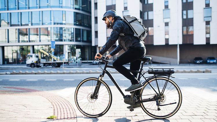 Modernes Fahrrad-Zubehör sorgt für Sicherheit im Straßenverkehr und offroad.