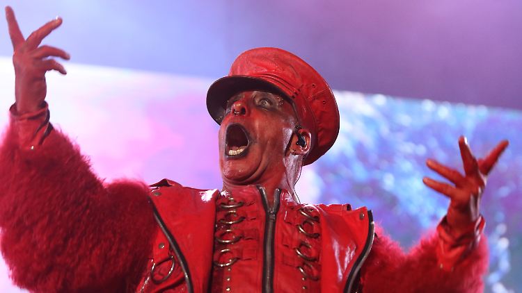 Nein, das ist nicht die Statue, sondern der echte Till Lindemann.