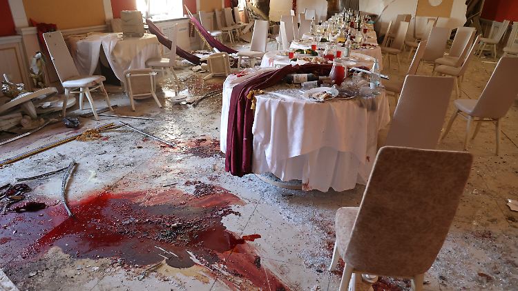 Blutspuren sind auf dem Boden des Restaurants, in dem Ex-Roskosmos-Chef Rogosin bei der Attacke verletzt worden sein soll.