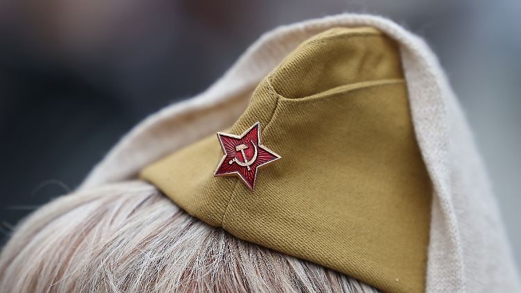 Bei einer Pro-russischen Demonstration trägt eine Frau ein Schiffchen mit einem Sowjetstern.