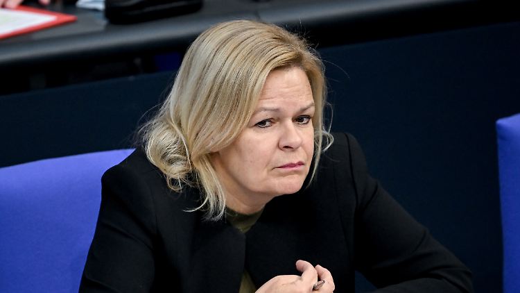 Nach heftiger Kritik der Opposition will Innenministerin Faeser ein Lagebild zu den Silvester-Ausschreitungen in Berlin erstellen lassen. 