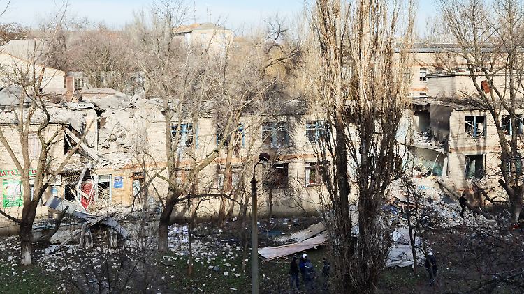 Die russische Nachrichtenagentur TASS veröffentlichte Bilder eines Gebäudes, bei dem es sich um ein Krankenhaus gehandelt haben soll.