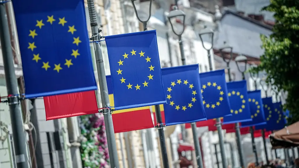 Die-Fahnen-von-Europa-schmuecken-eine-Strasse