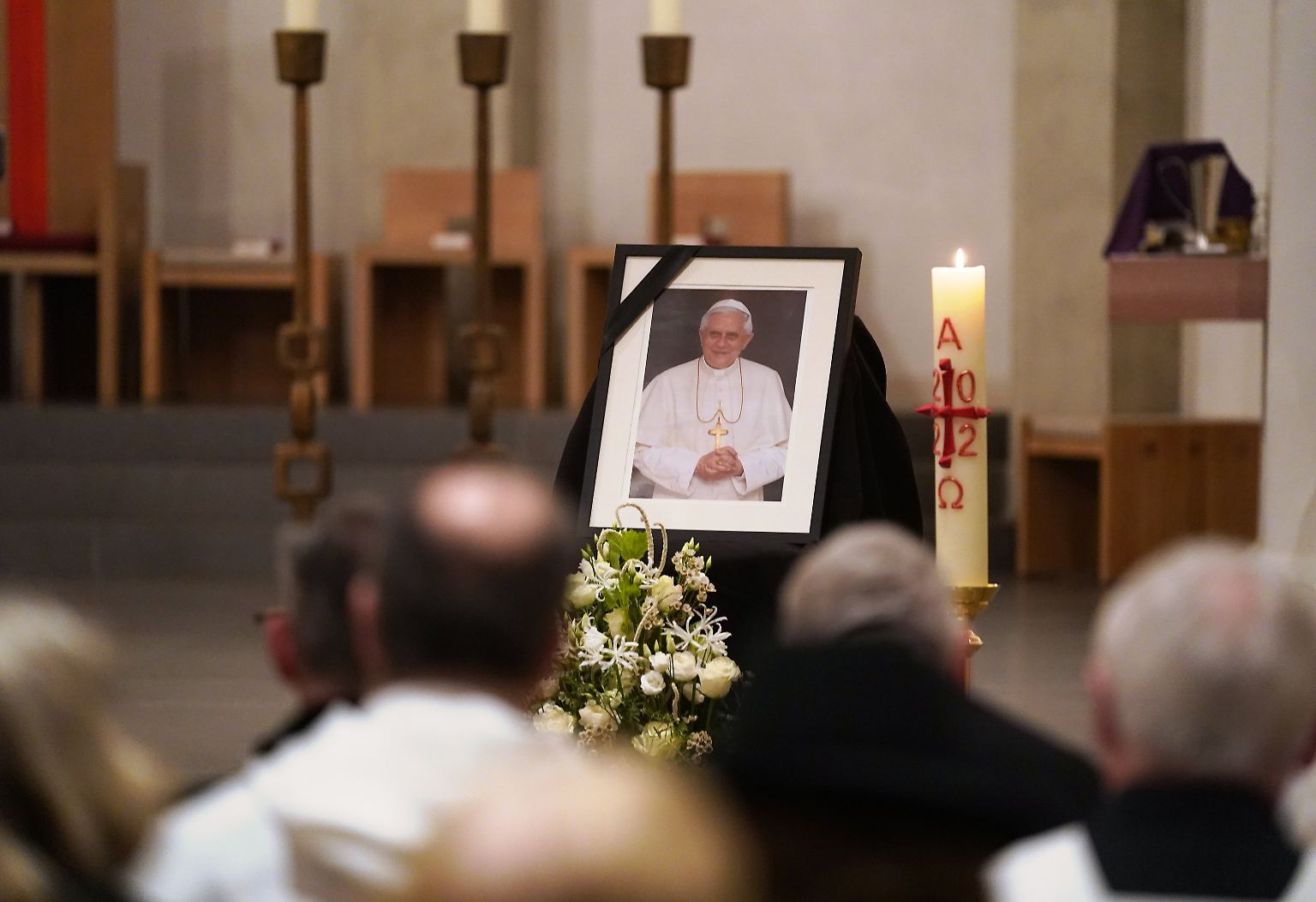 Am Silvestermorgen stirbt der frühere Papst Benedikt XVI. im Alter von 95 Jahren.  