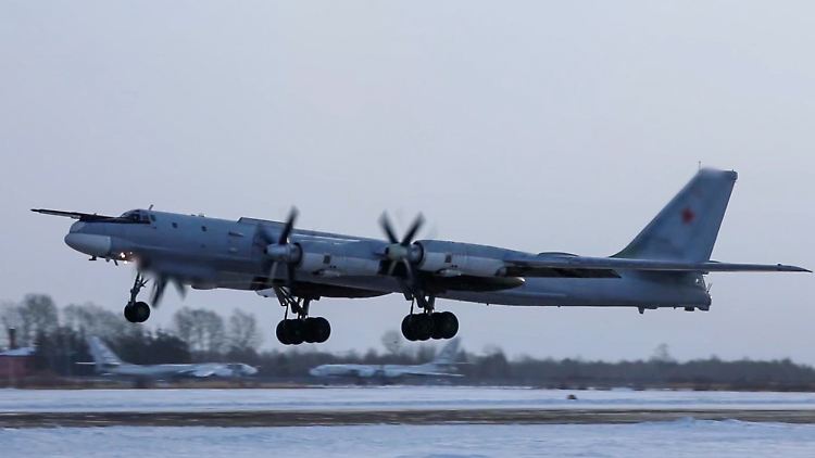 Nach ukrainischen Angaben soll Russland seine Langstreckenbomber des Typs Tu-95MS in weiter von der Ukraine entfernte Gebiete verlegt haben.