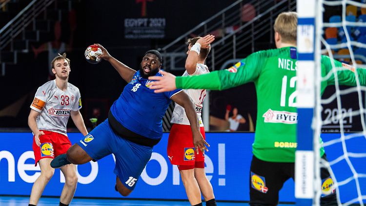 Gauthier Mvumbi setzt sich gegen Lasse Svan und Mathias Gidsel durch - zwei der besten Handballer der Welt.