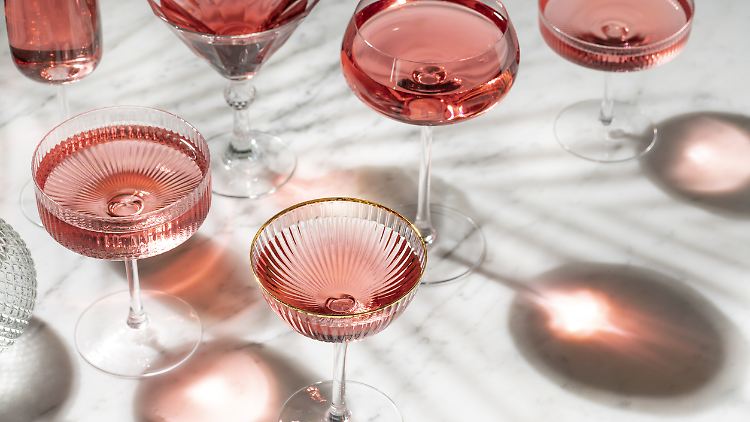 Mit alkoholfreiem Wein, Bier oder Gin fällt der Verzicht auf Alkohol im Dry January nicht schwer.